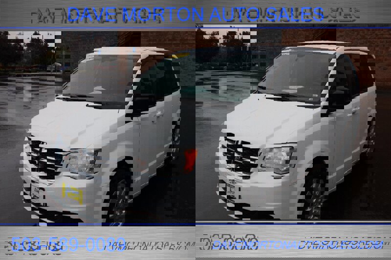 Used 2018 Dodge Grand Caravan SE w/ UConnect Hands-Free Group image 2