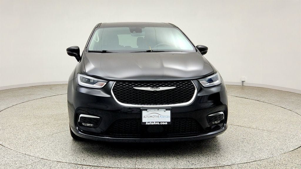 Used 2022 Chrysler Pacifica Touring-L FWD image 2
