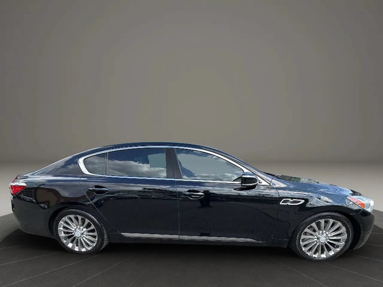 Used 2017 Kia K900 Luxury w/ VIP Plus Package RWD image 4