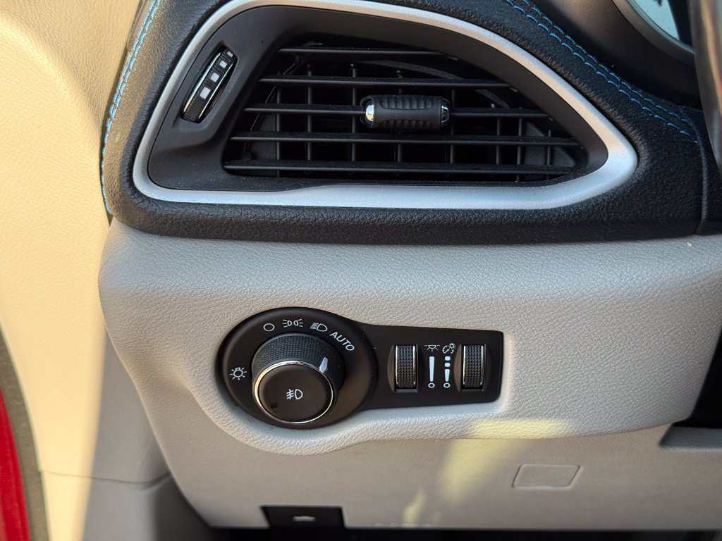 Used 2021 Chrysler Pacifica Touring-L FWD image 18