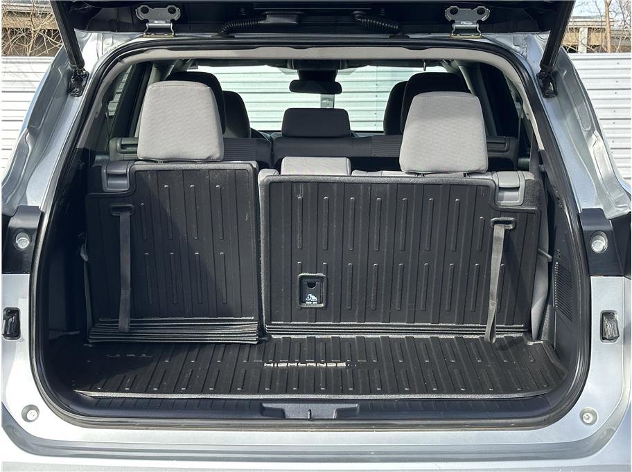 Used 2020 Toyota Highlander LE image 29