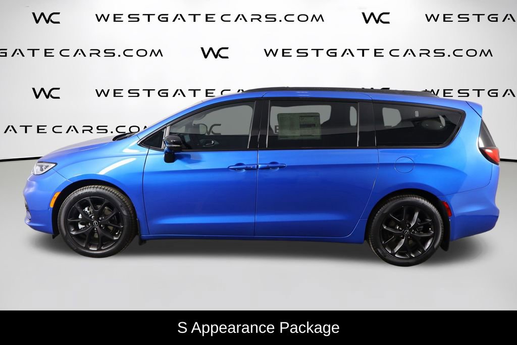 New 2026 Chrysler Pacifica Limited w/ Uconnect Theater Family Group FWD image 5