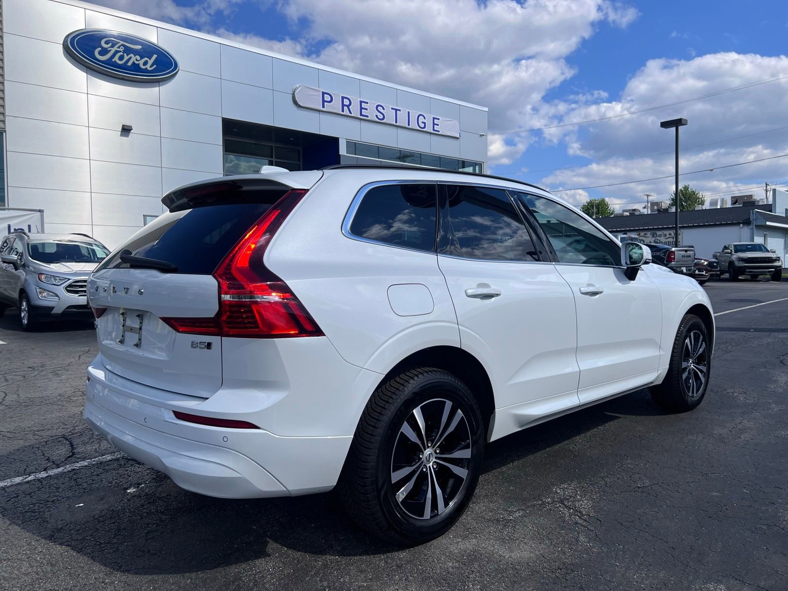 Used 2023 Volvo XC60 B5 Core AWD/4WD image 9