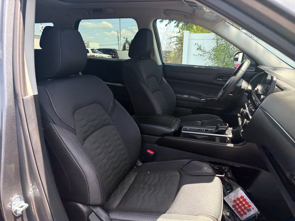 Used 2025 Nissan Pathfinder SV w/ SV Premium Package FWD image 36