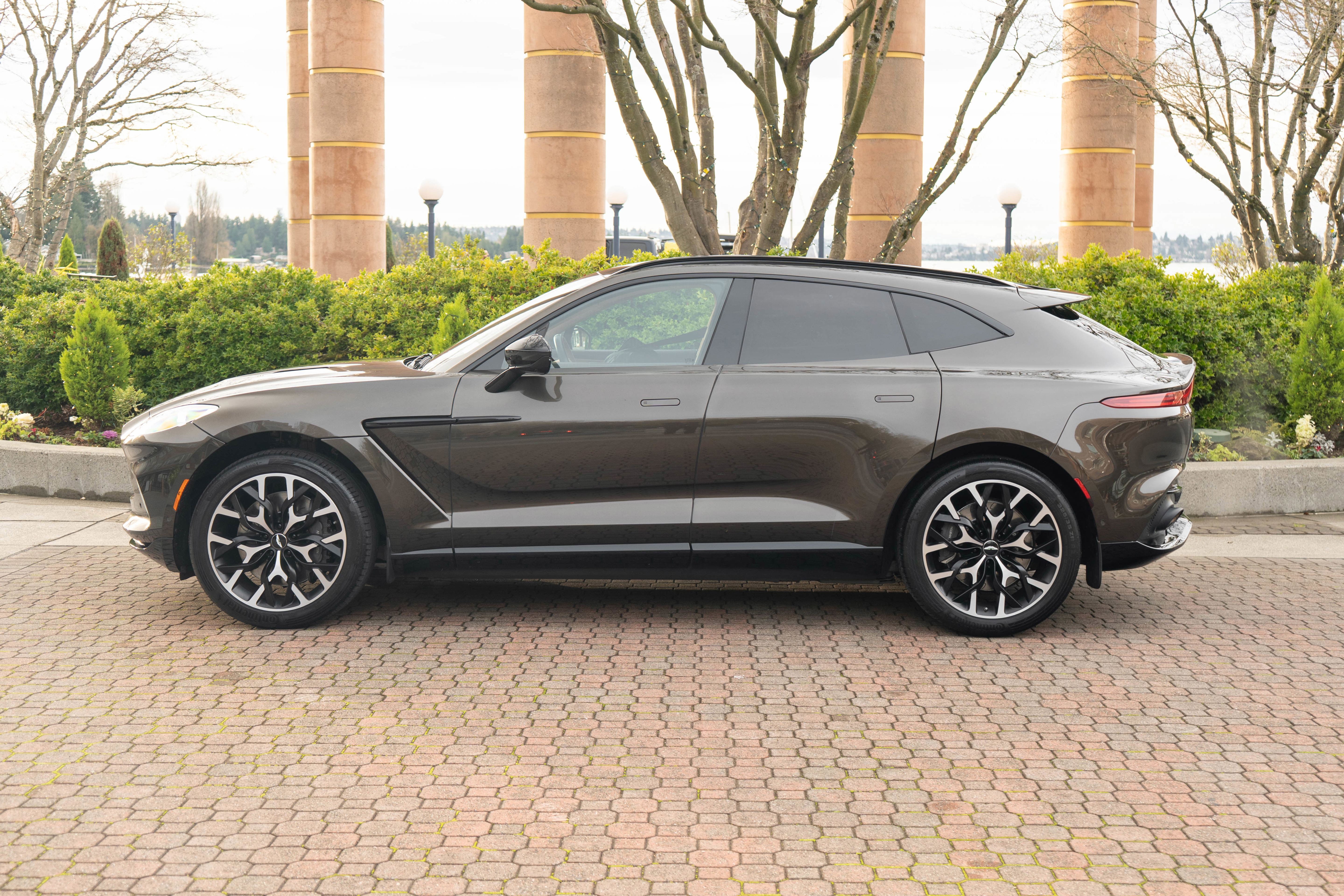Used 2021 Aston Martin DBX image 57