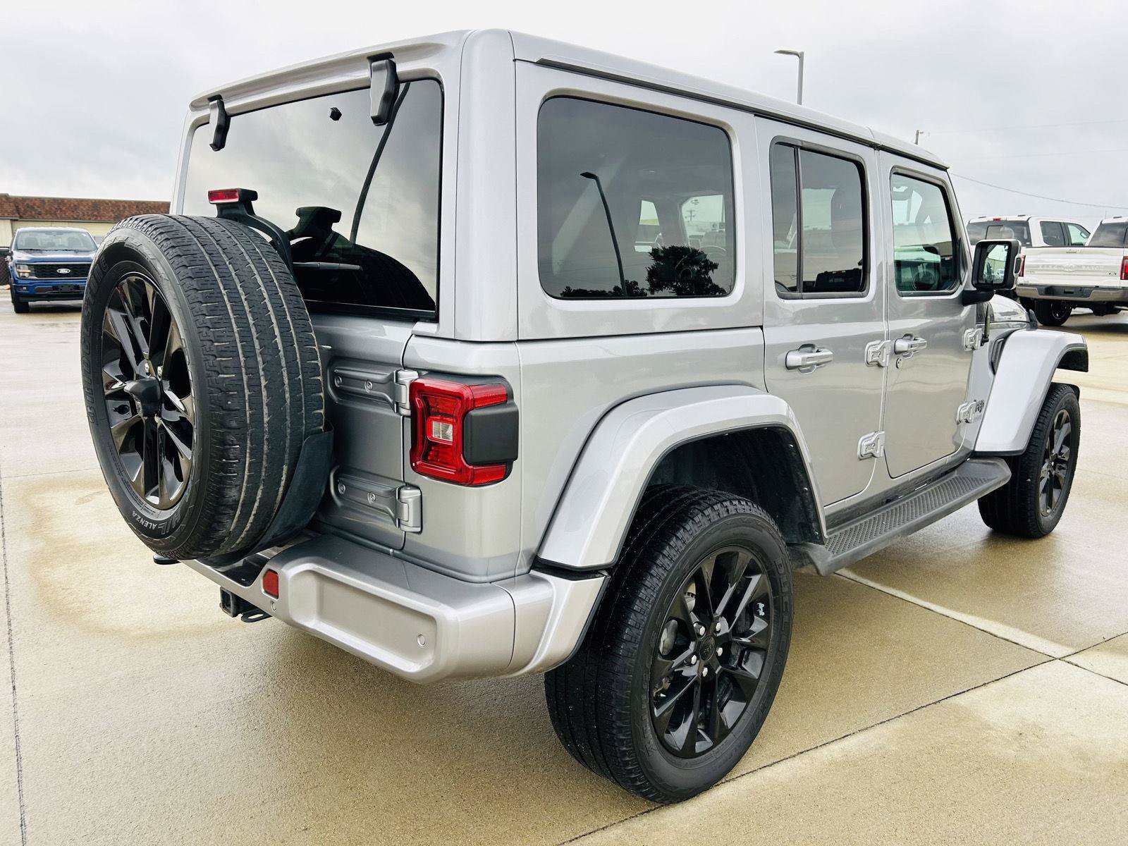 Used 2021 Jeep Wrangler Unlimited Sahara AWD/4WD image 36
