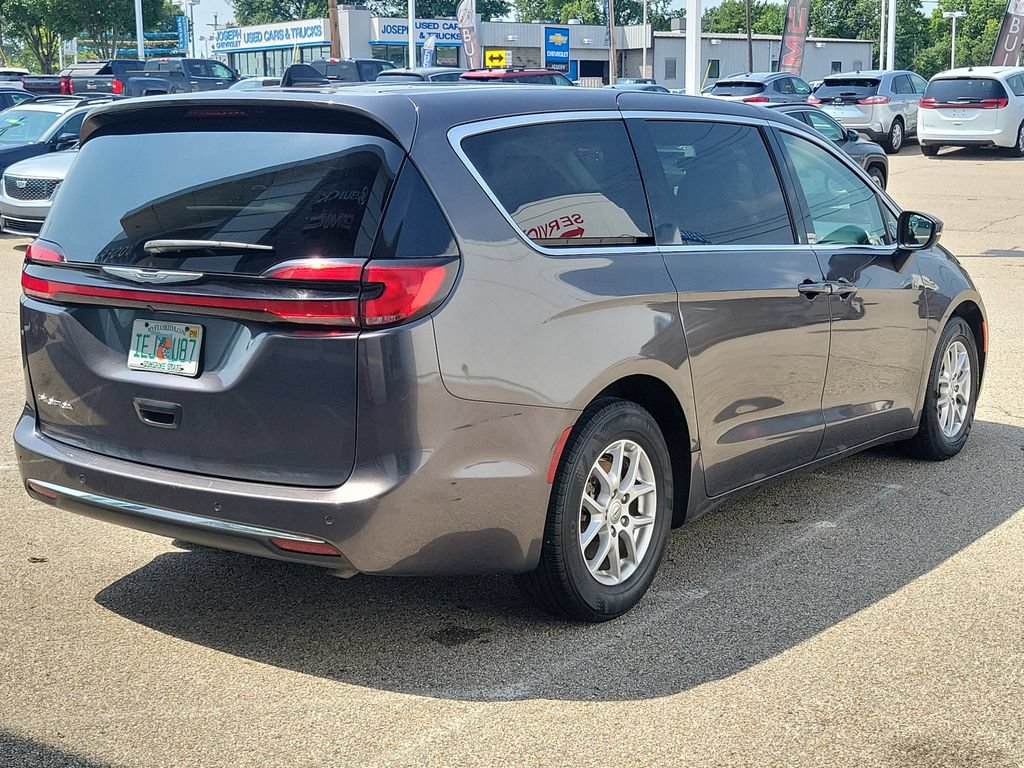 Used 2023 Chrysler Pacifica Touring-L FWD image 4