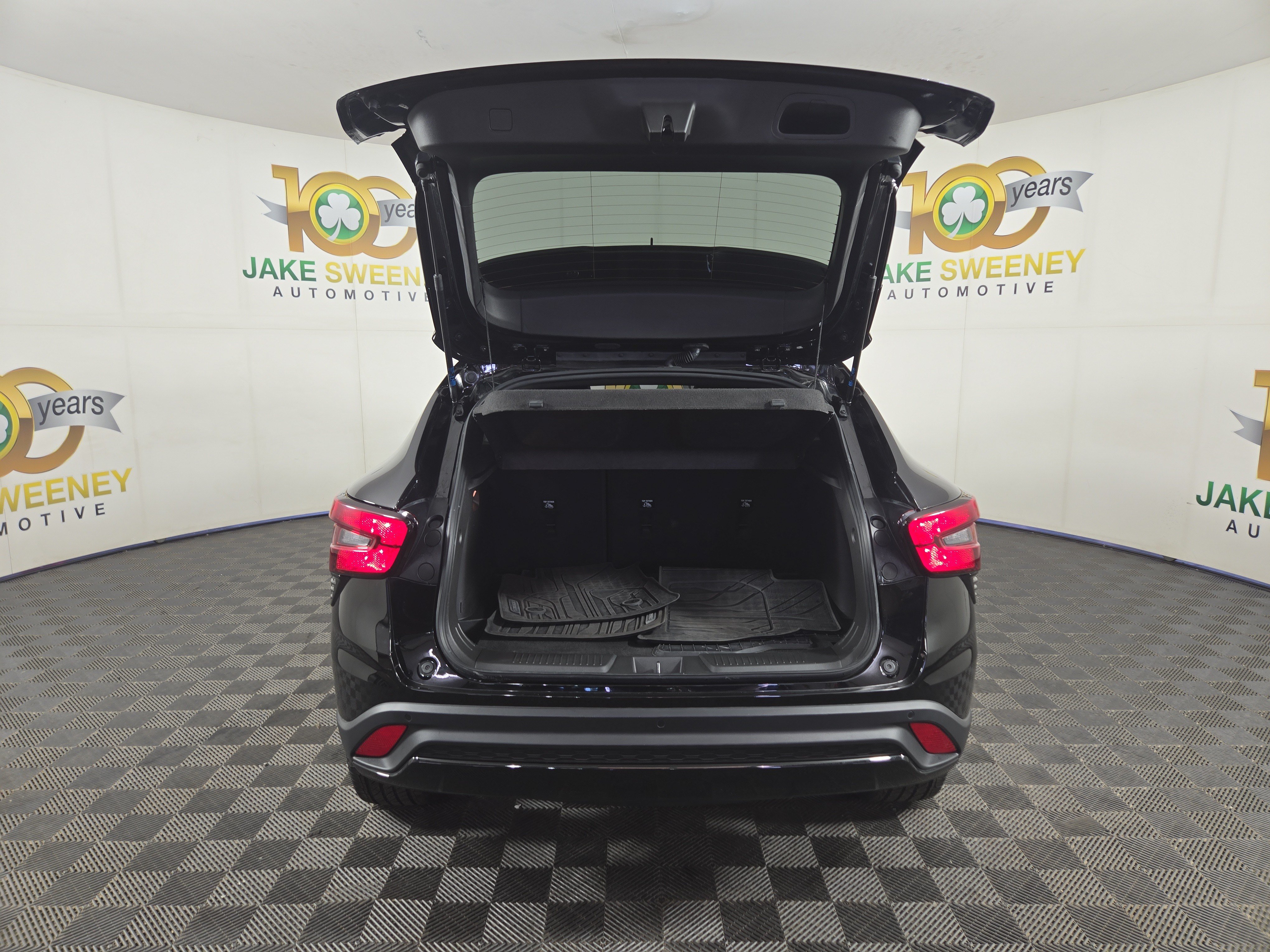 Certified 2025 Chevrolet Trax RS w/ Sunroof Package FWD image 32