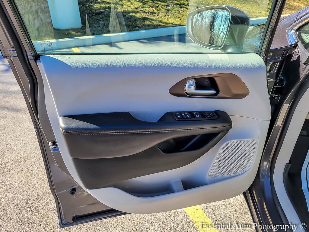 Used 2019 Chrysler Pacifica Touring-L w/ Advanced Safetytec Group image 26