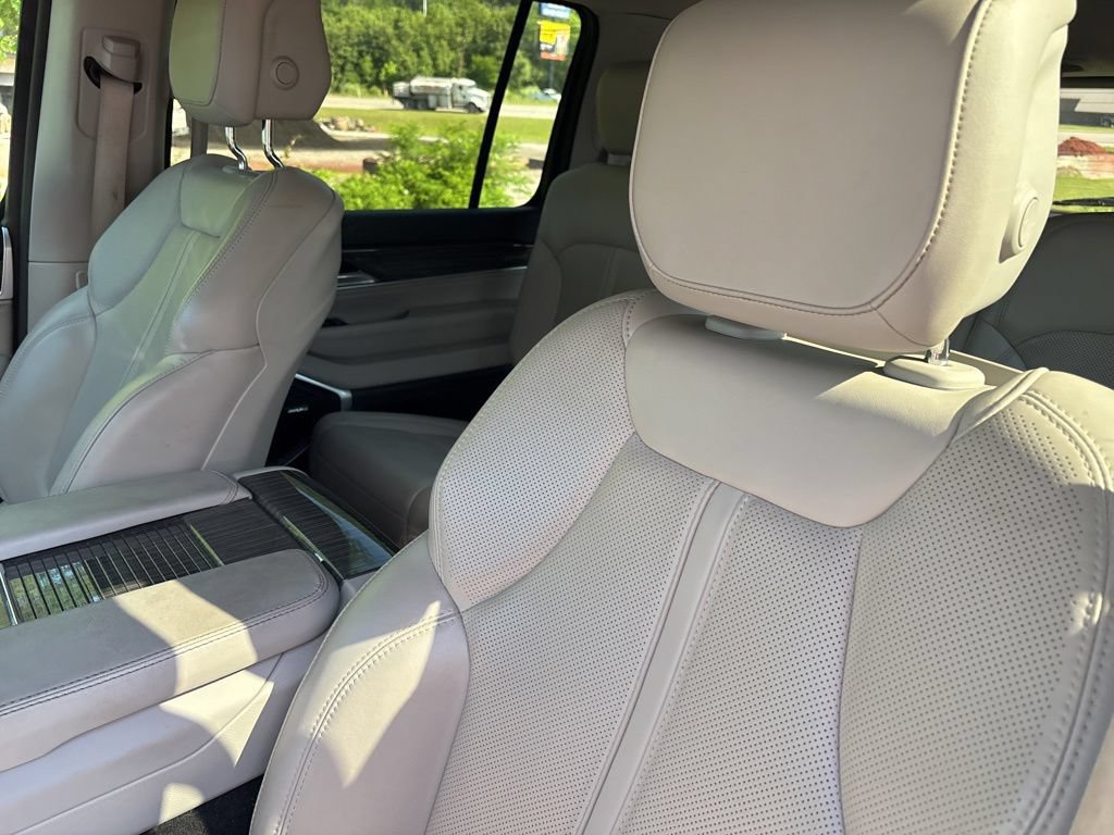 Used 2022 Jeep Wagoneer Series III w/ Flexible Seating Group AWD/4WD image 11