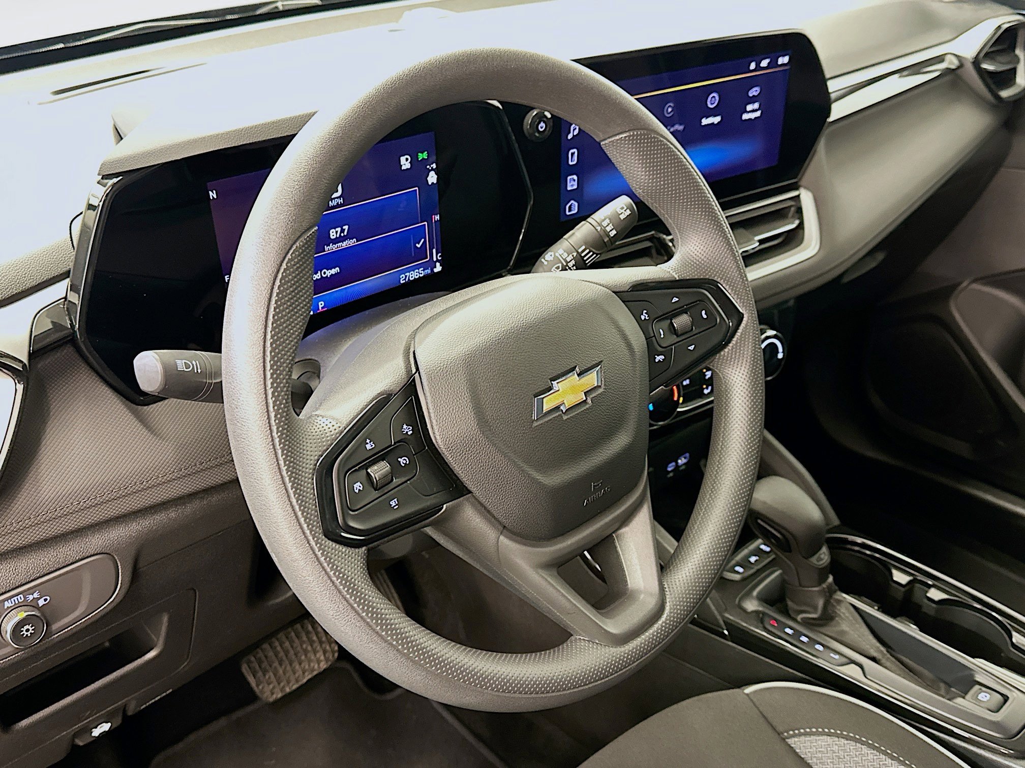 Used 2025 Chevrolet TrailBlazer LT w/ Driver Confidence Package image 18