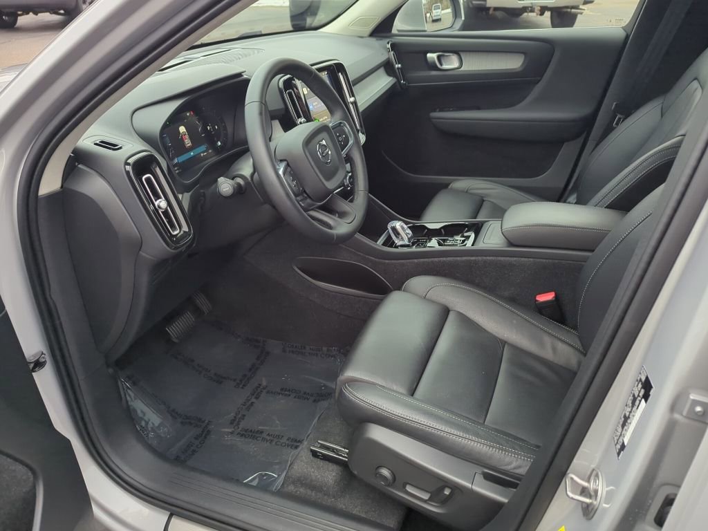 Used 2024 Volvo XC40 B5 Plus image 34