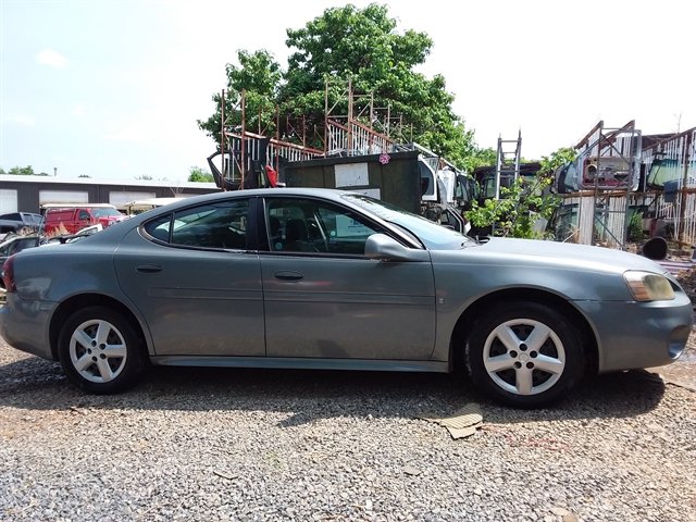 Used 2008 Pontiac Grand Prix FWD image 2