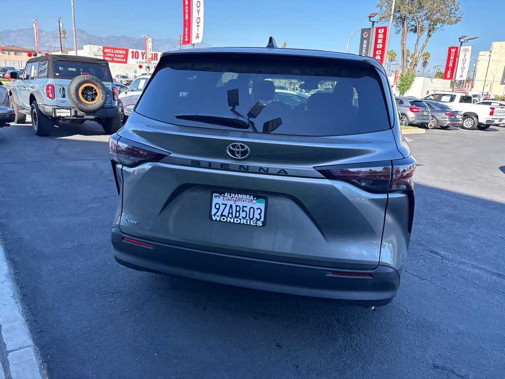 Used 2026 Toyota Sienna LE FWD image 5