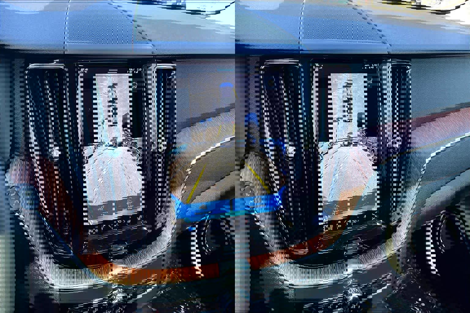 Used 2024 Volvo XC60 B5 Plus w/ Climate Package image 28