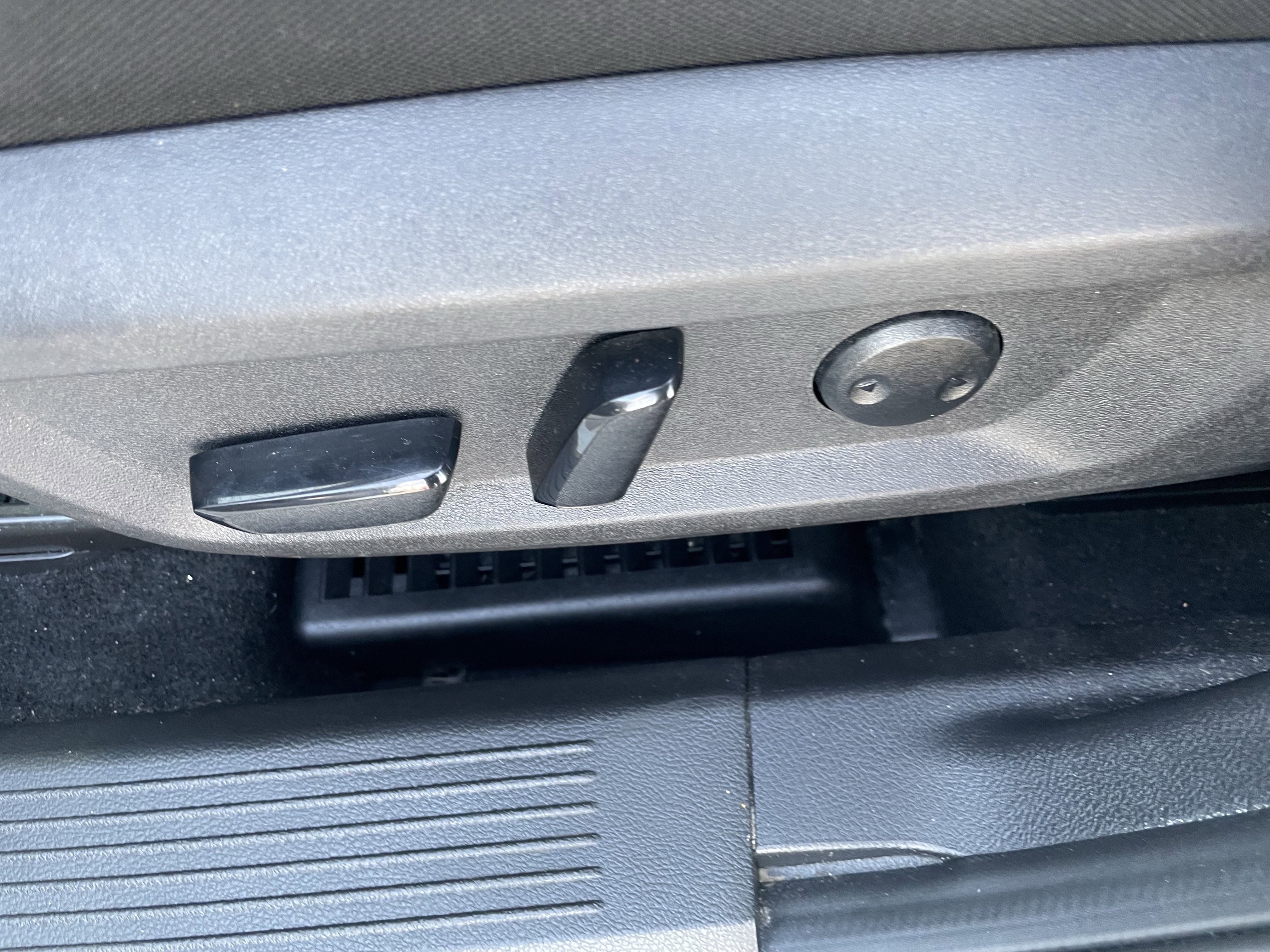 Used 2023 Nissan Rogue SV image 14