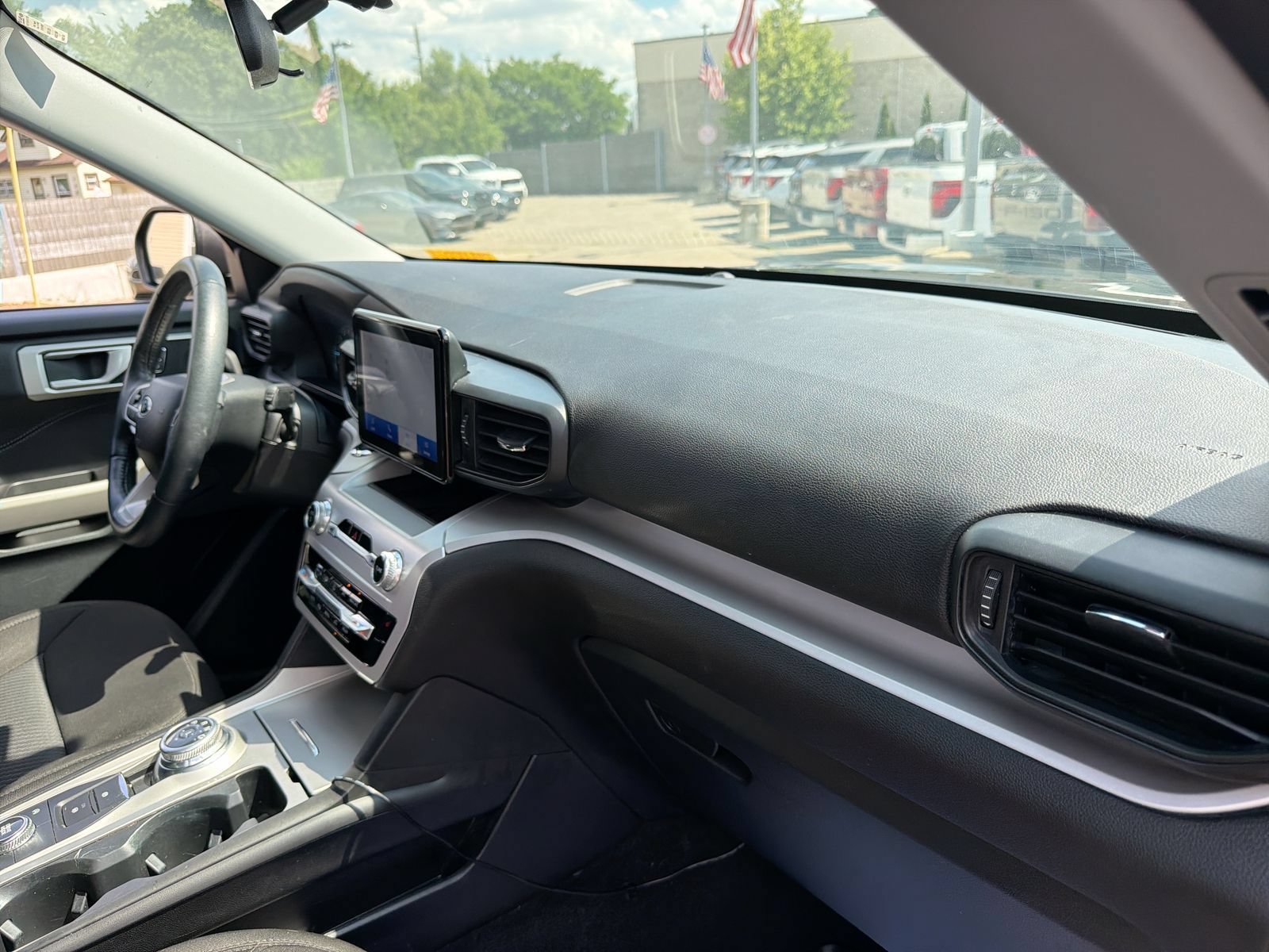 Used 2023 Ford Explorer XLT AWD/4WD image 17