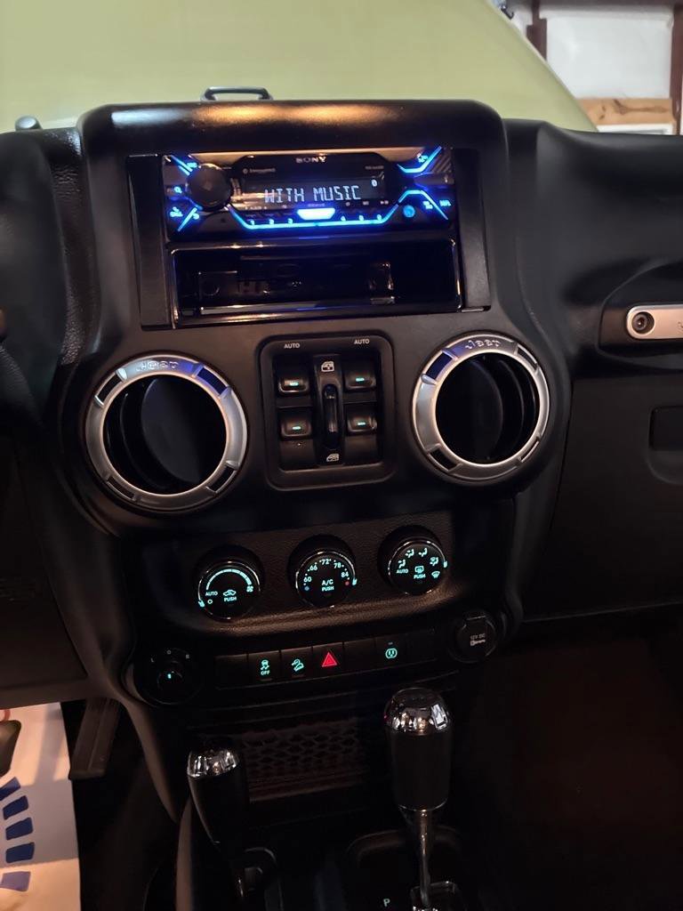 Used 2013 Jeep Wrangler Unlimited Rubicon image 23