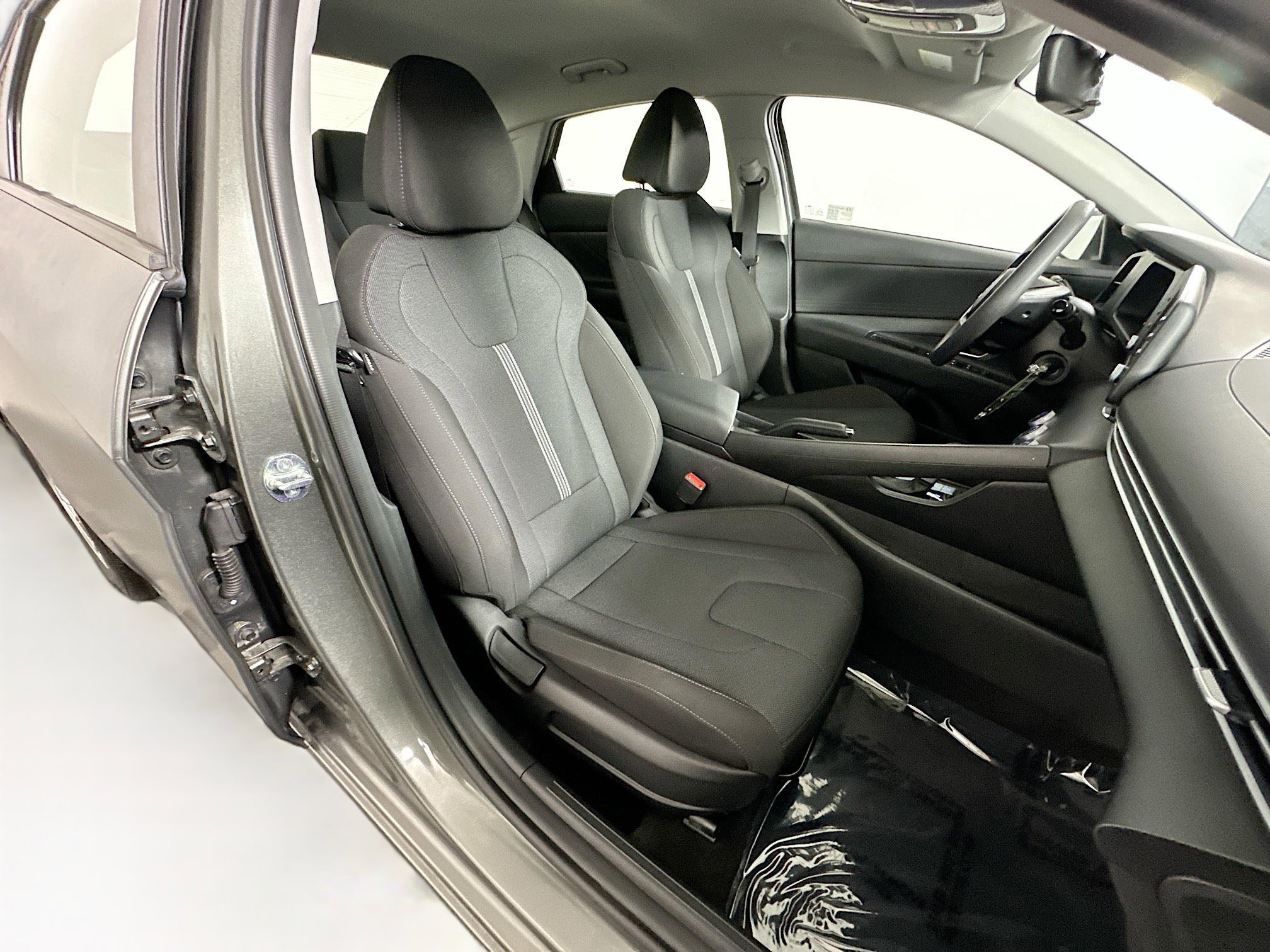 Used 2025 Hyundai Elantra SE image 27