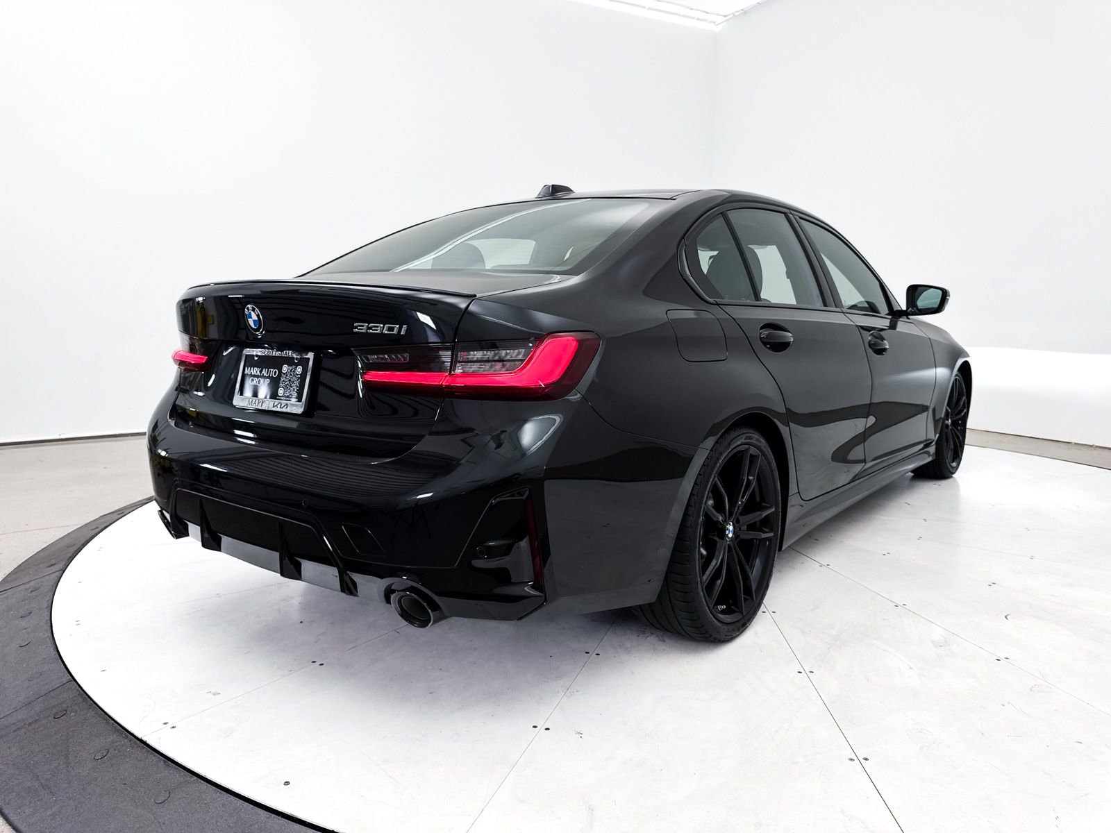 Used 2023 BMW 330i Sedan w/ M Sport Package RWD image 18