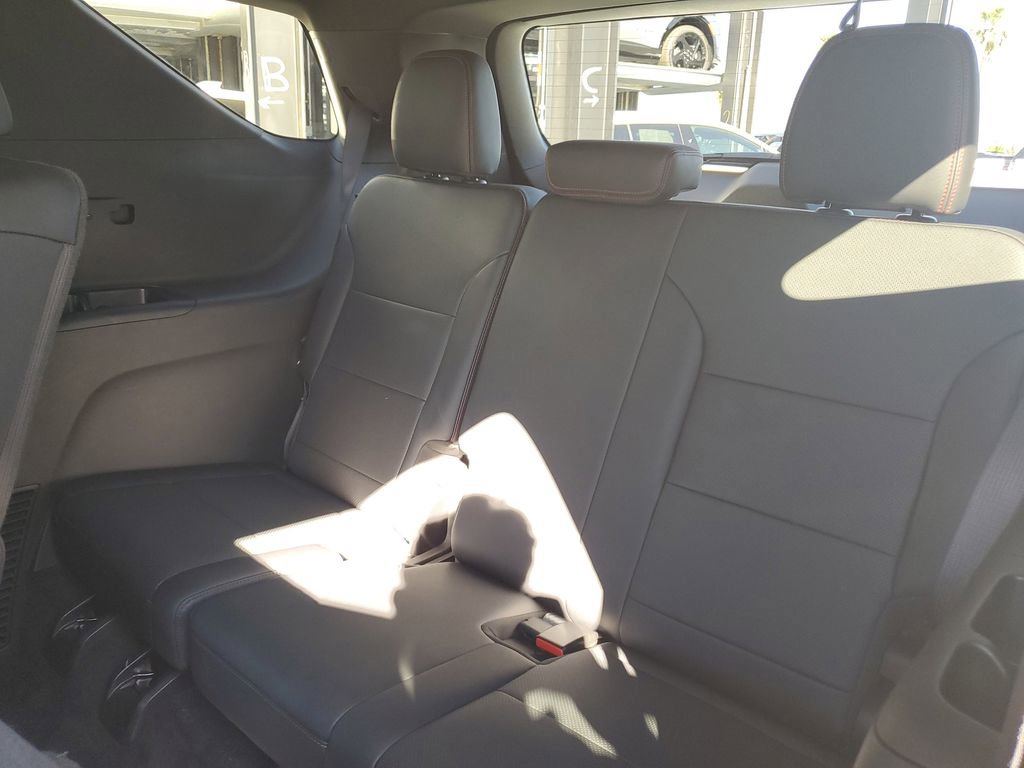 Used 2025 Chevrolet Traverse Z71 AWD/4WD image 15