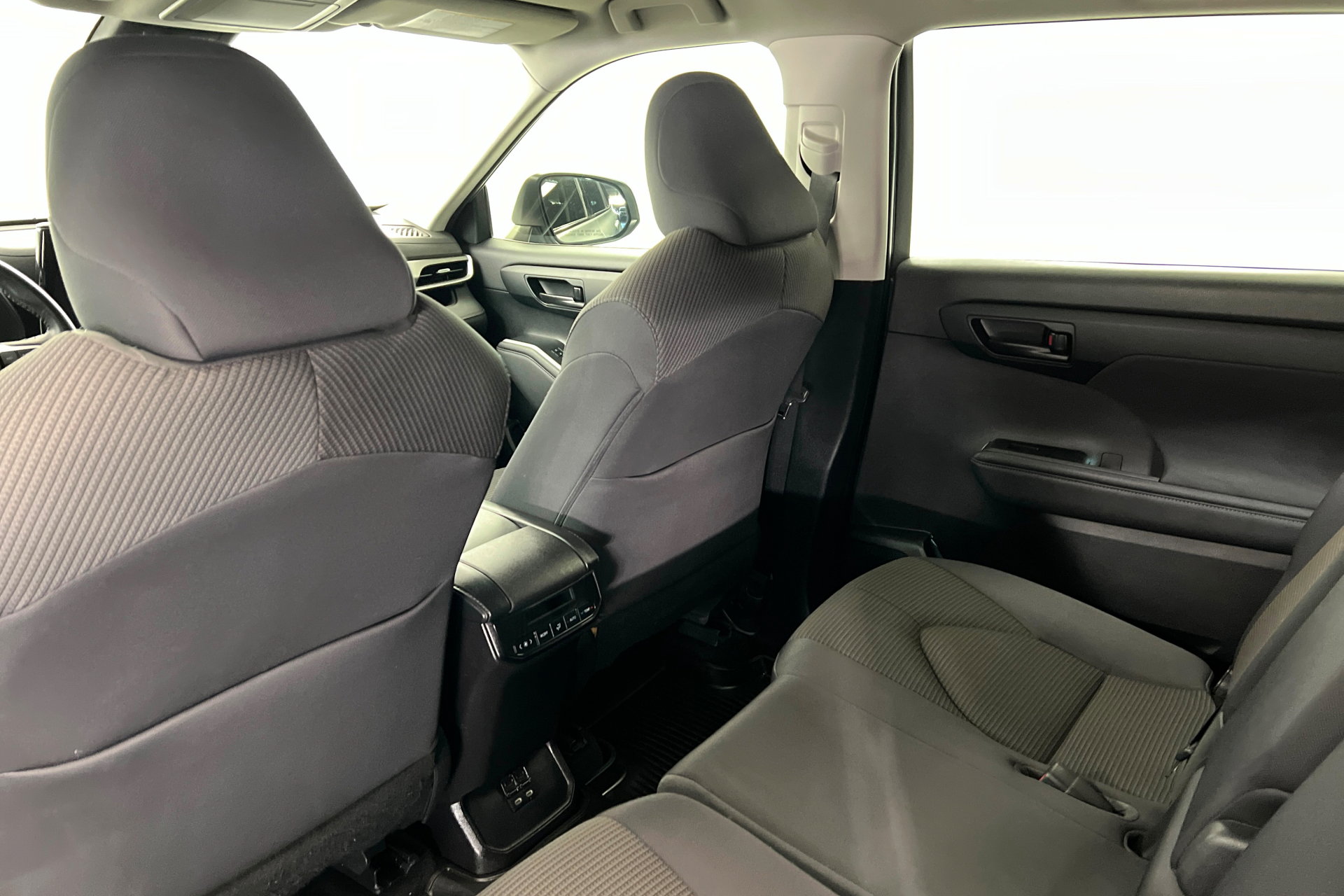 Used 2022 Toyota Highlander LE image 20