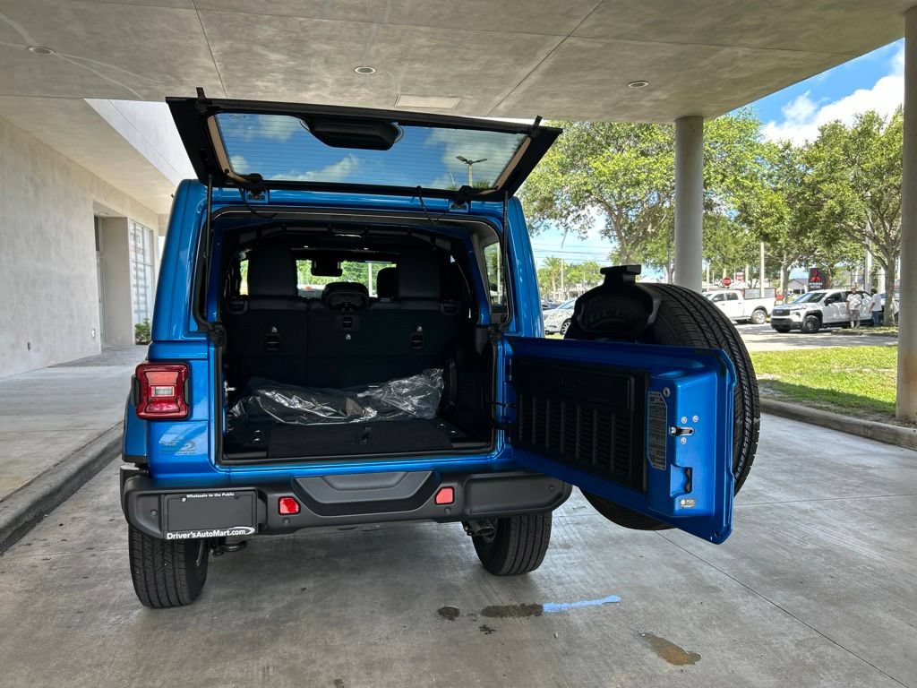 Used 2025 Jeep Wrangler Unlimited Sahara AWD/4WD image 36