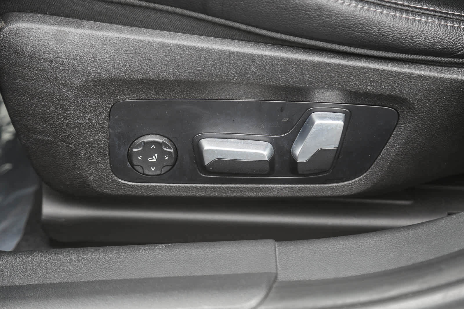 Used 2022 BMW 330i Sedan w/ Driving Assistance Package image 18