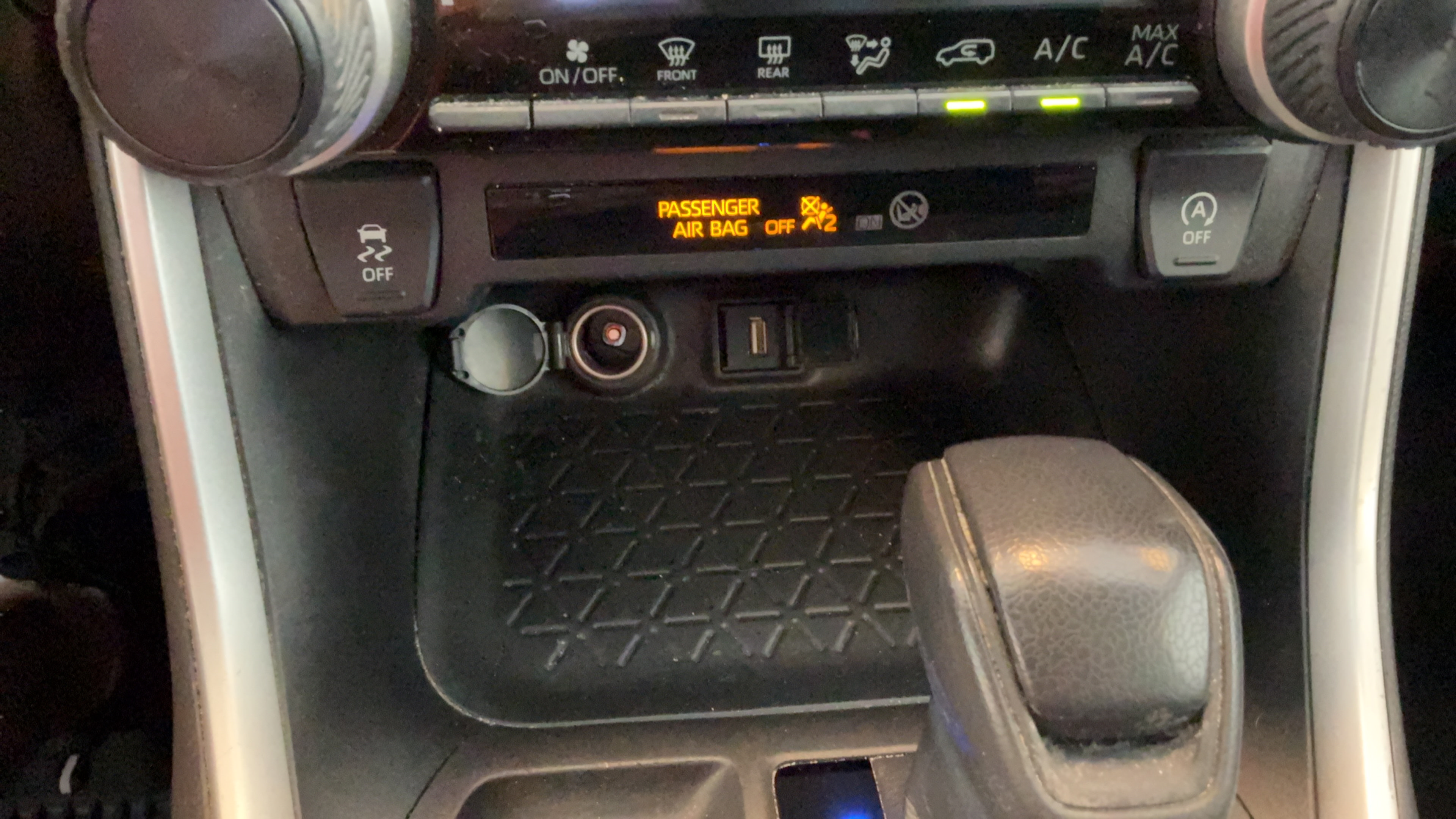 Used 2022 Toyota RAV4 LE AWD/4WD image 20
