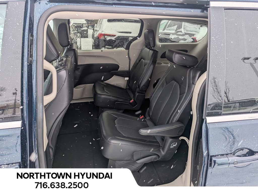 Used 2024 Chrysler Pacifica Touring-L image 33