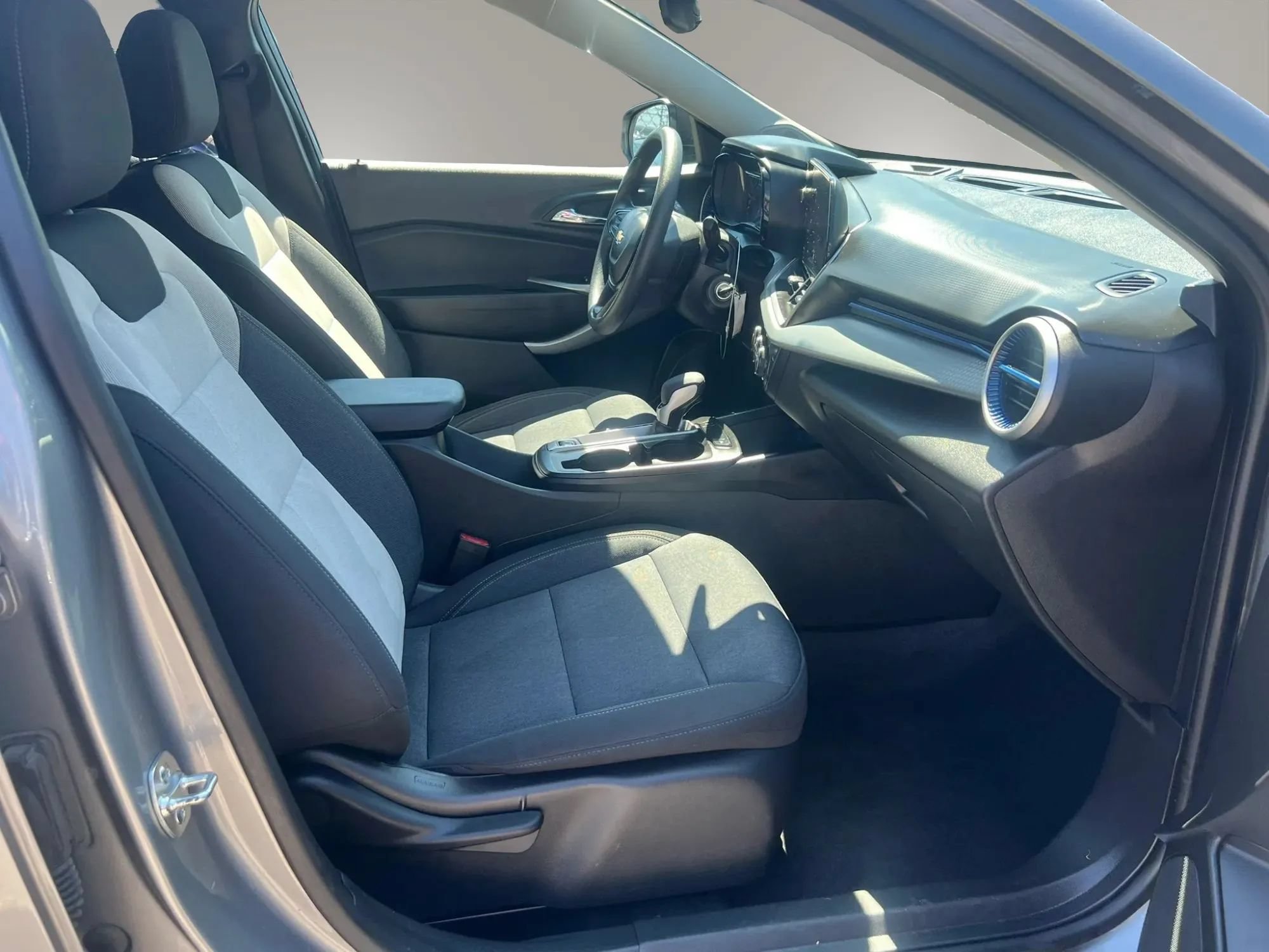 Used 2025 Chevrolet Trax LS FWD image 29