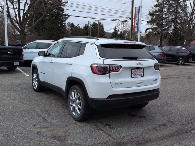 Used 2024 Jeep Compass Latitude w/ Sun and Sound Group AWD/4WD image 5