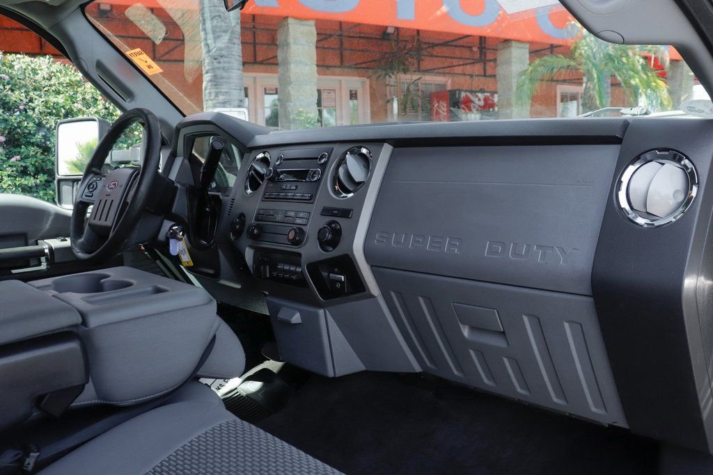 Used 2016 Ford F550 4x4 Crew Cab Super Duty w/ XLT Interior Package image 42