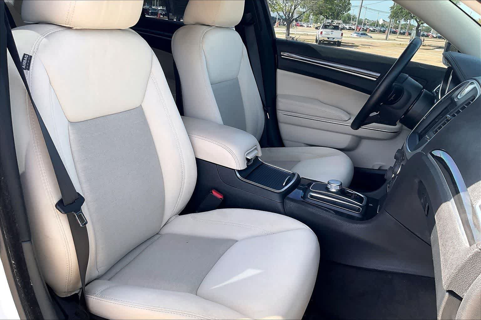 Used 2018 Chrysler 300 Touring w/ Chrome Appearance Package RWD image 11