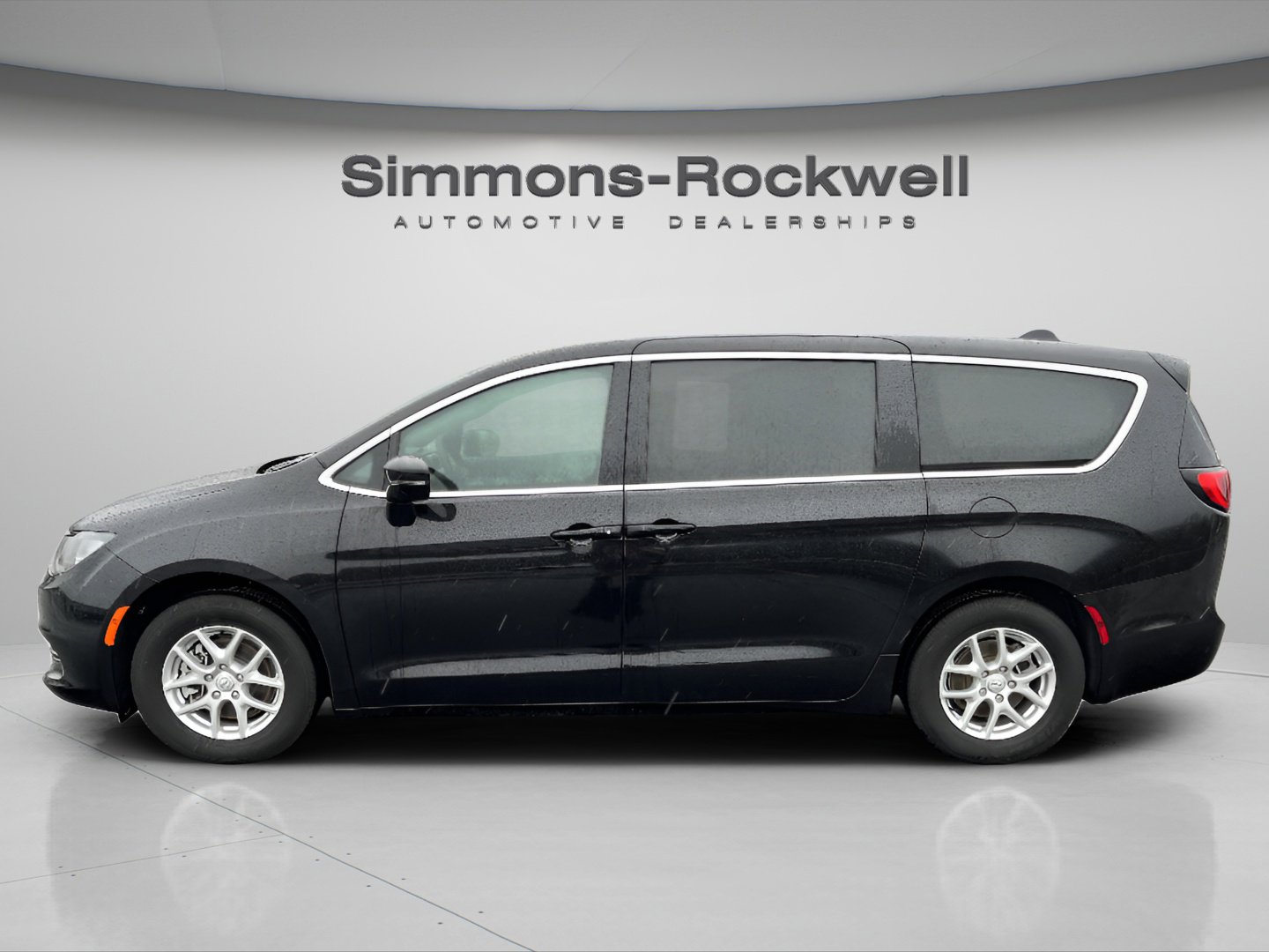 Used 2025 Chrysler Voyager LX image 4