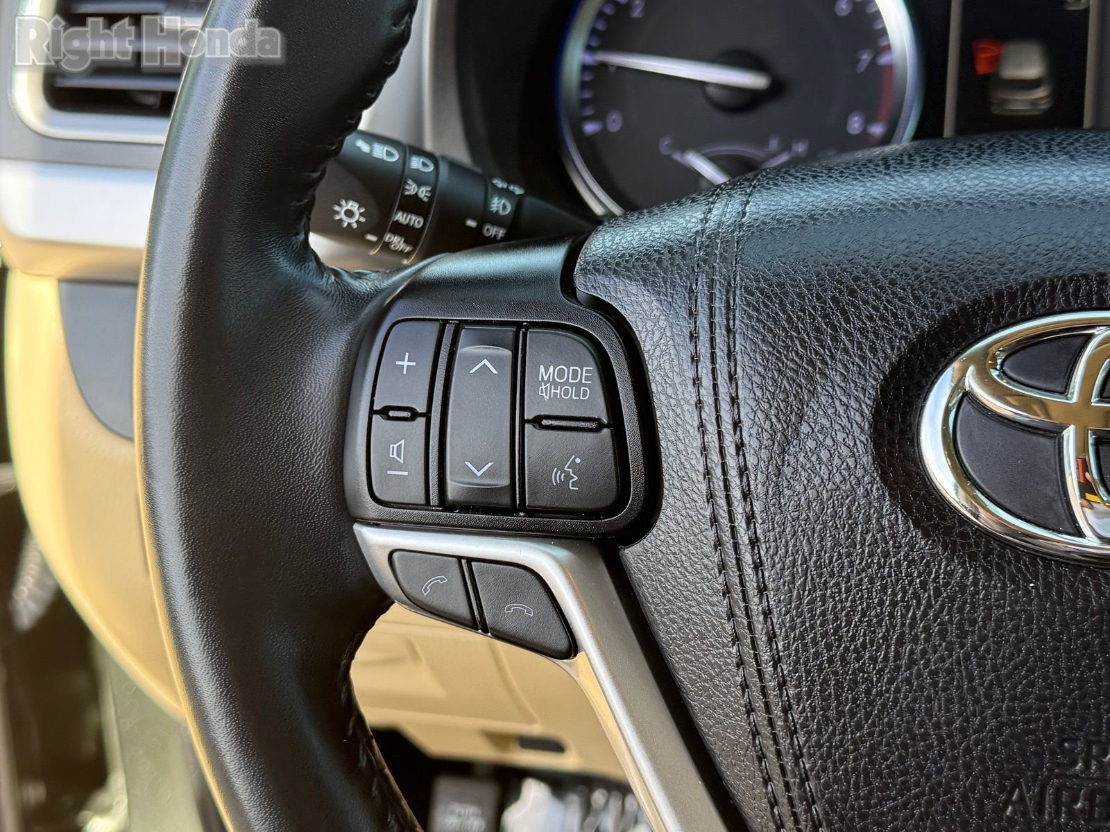 Used 2019 Toyota Highlander XLE FWD image 17