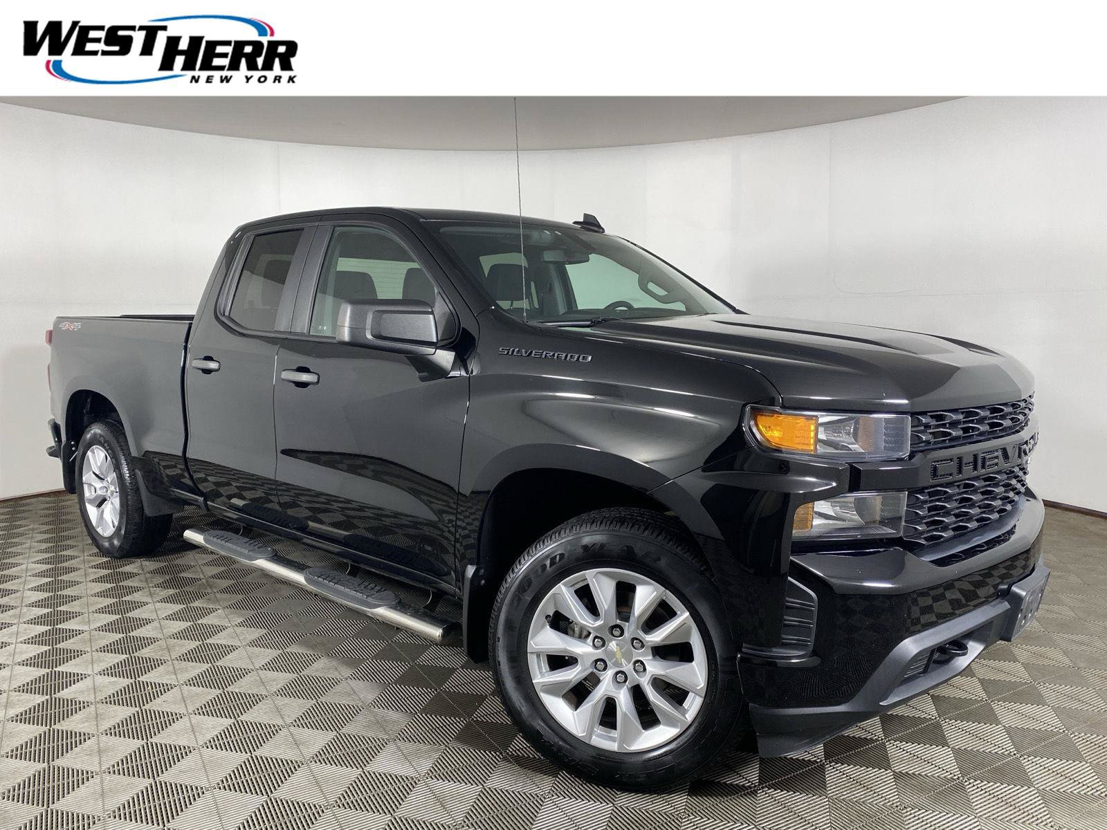 Used 2019 Chevrolet Silverado 1500 Custom w/ Custom Value Package AWD/4WD image 1