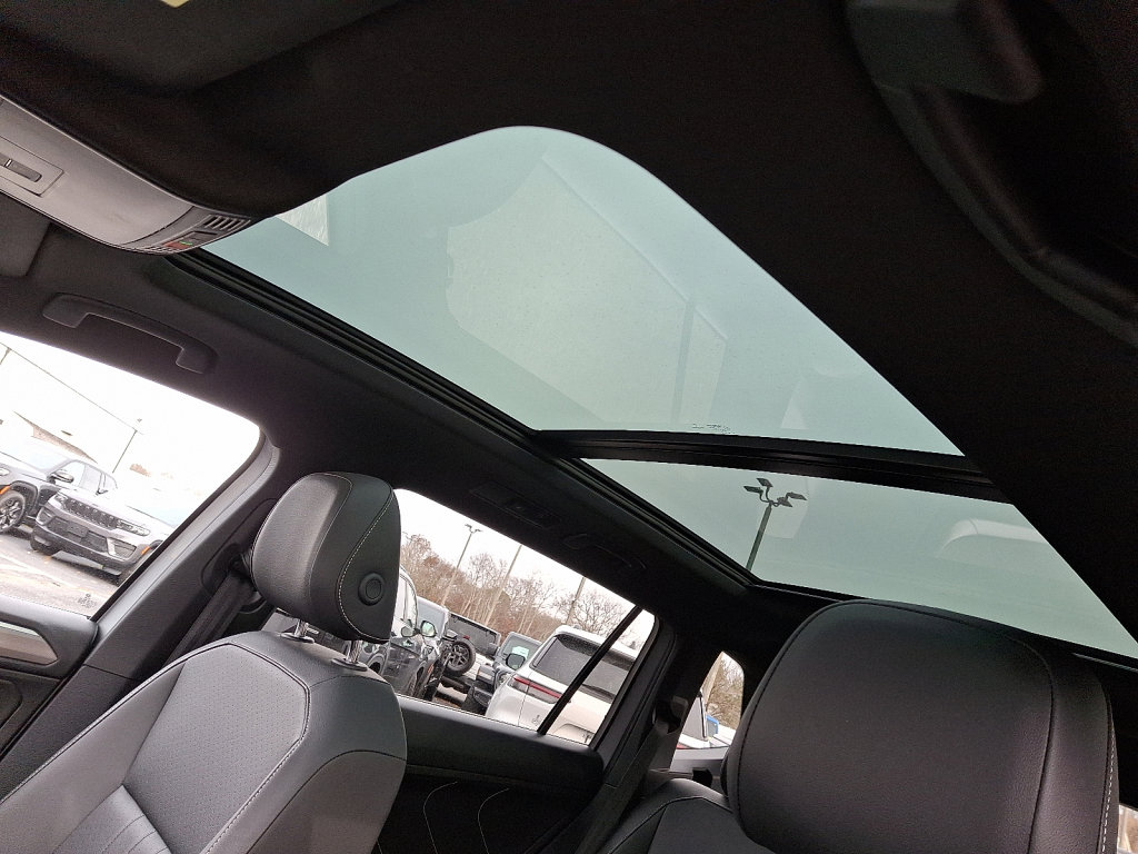 Used 2023 Volkswagen Tiguan SE R-Line image 31