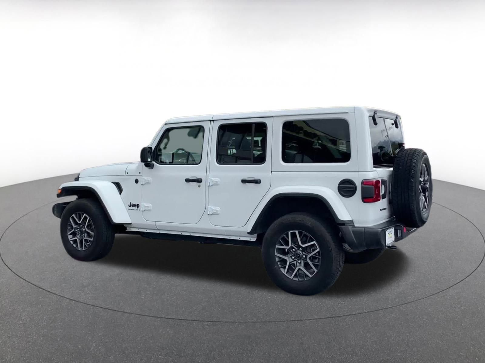Used 2025 Jeep Wrangler Sahara image 10
