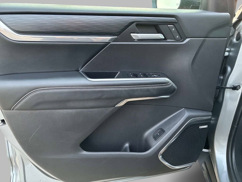 Used 2025 GMC Acadia Elevation image 22