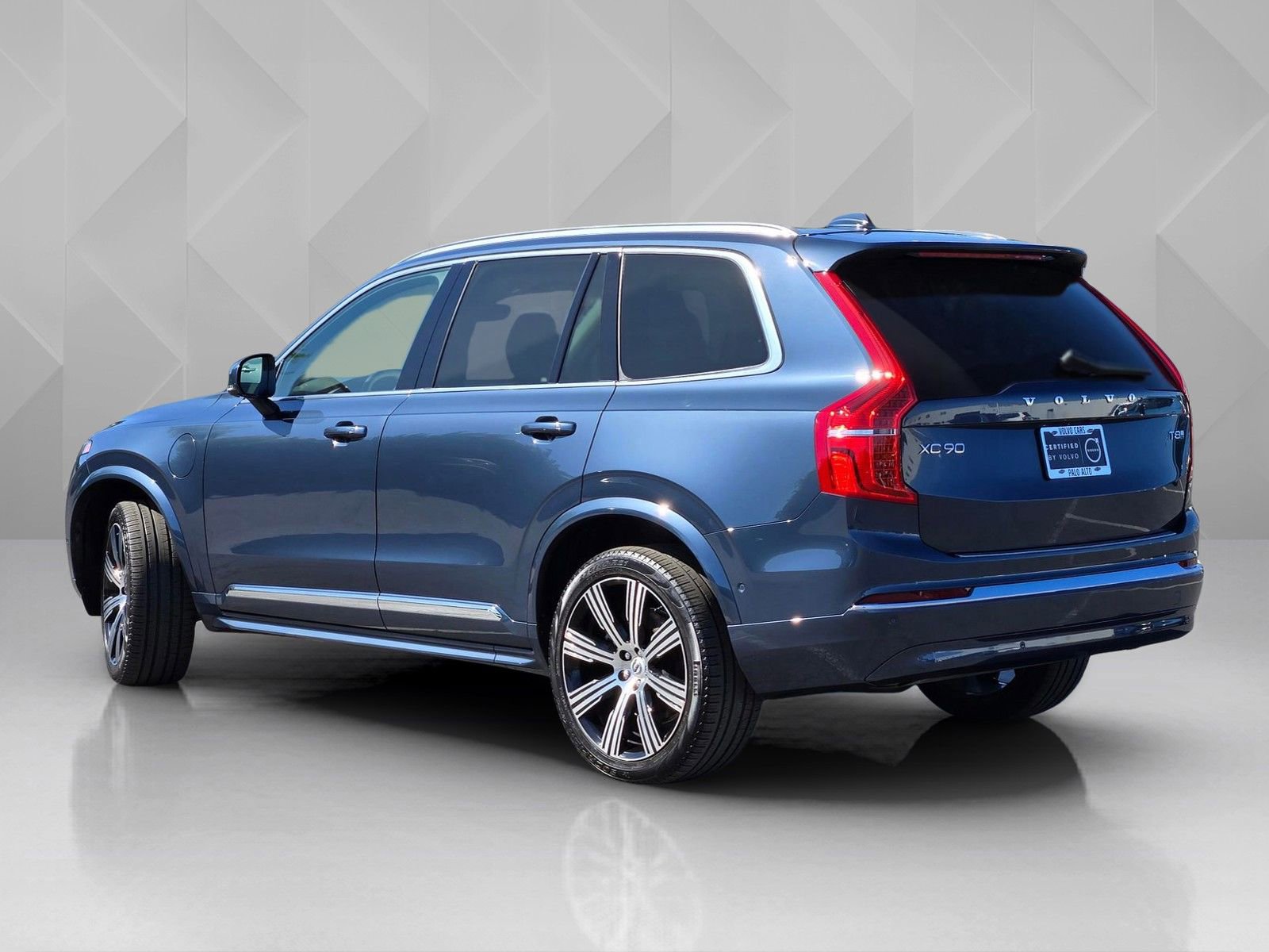Certified 2025 Volvo XC90 T8 Plus w/ Protection Package Premier AWD/4WD image 4