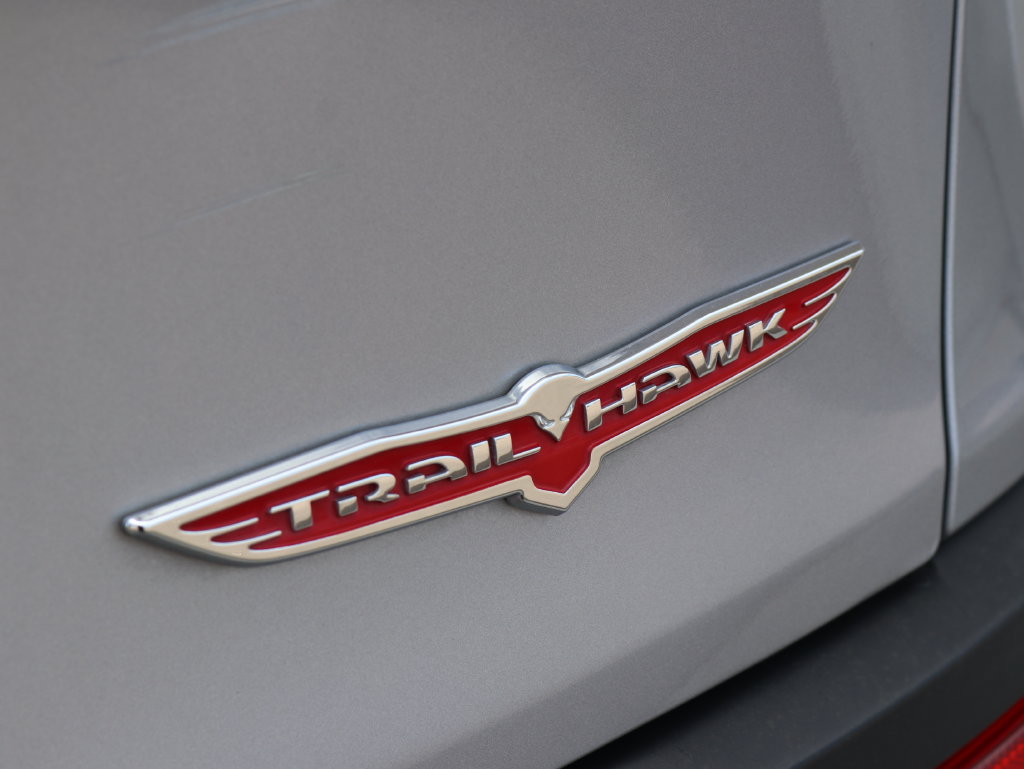 Used 2018 Jeep Cherokee Trailhawk AWD/4WD image 38