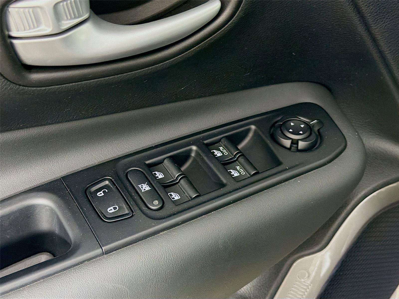 Used 2023 Jeep Renegade Latitude AWD/4WD image 19