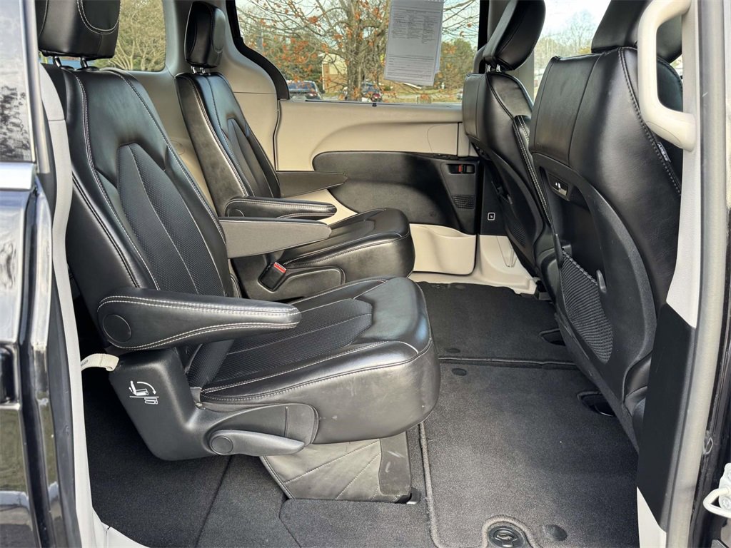 Used 2024 Chrysler Pacifica Touring-L image 14