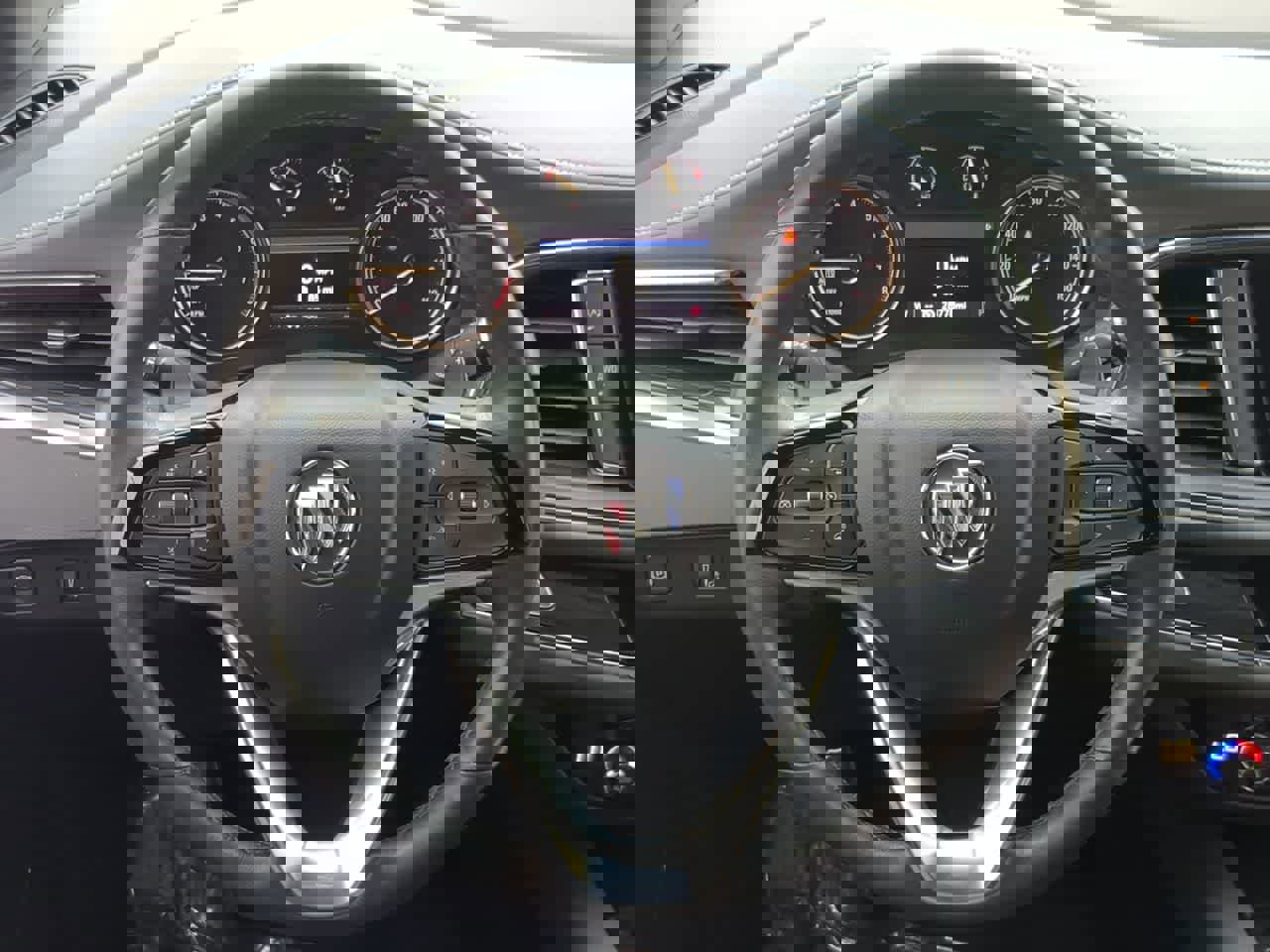 Used 2023 Buick Enclave Essence image 23