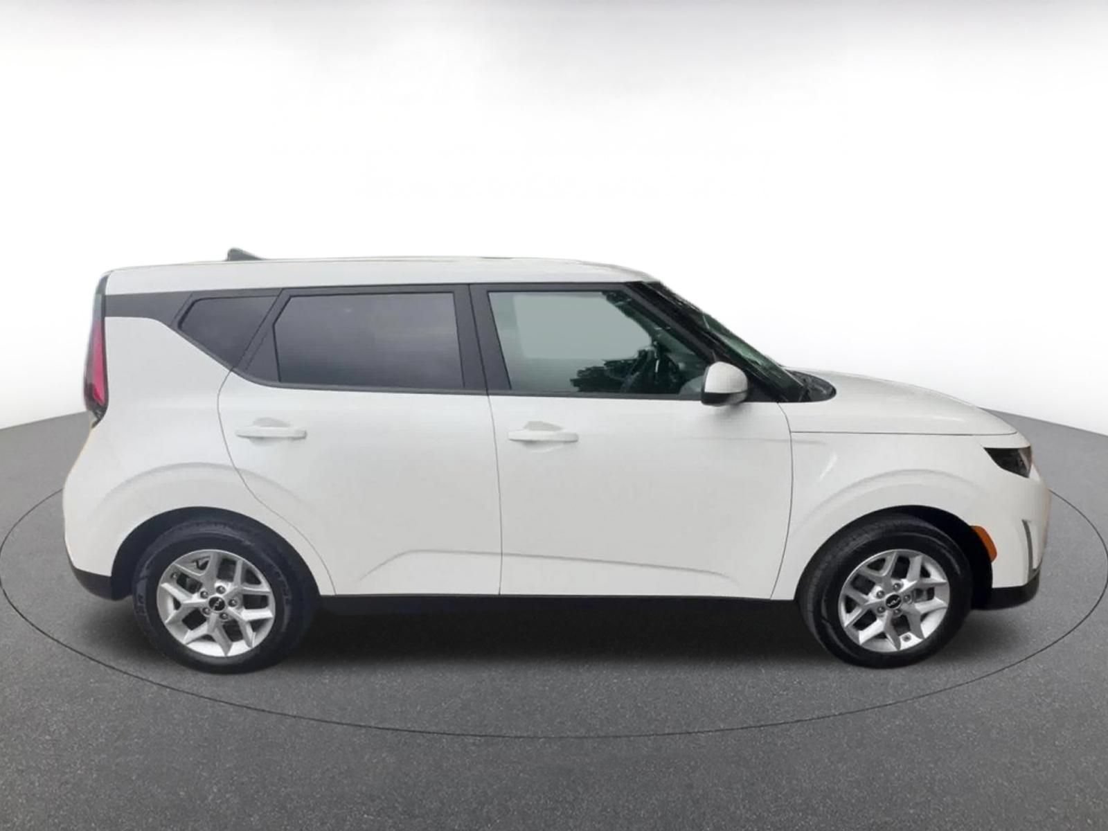 Used 2025 Kia Soul LX w/ LX Technology Package FWD image 16