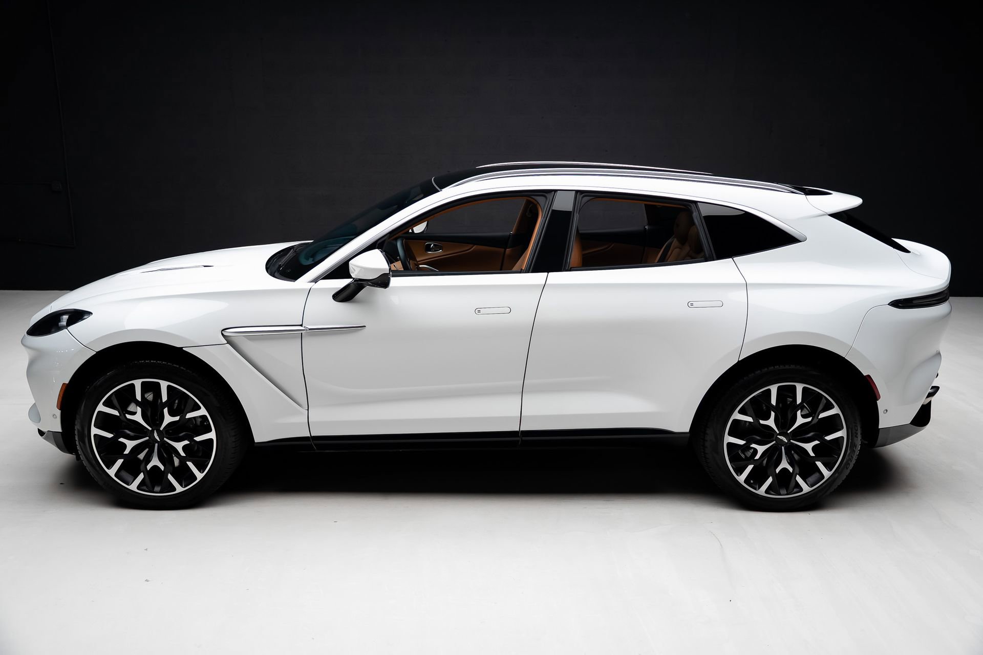 Used 2023 Aston Martin DBX AWD/4WD image 16