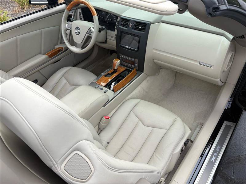 Used 2005 Cadillac XLR RWD image 17