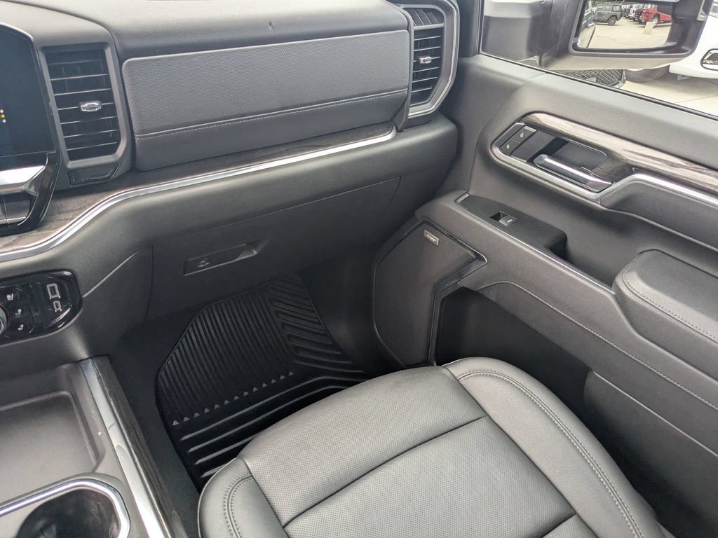 Used 2025 Chevrolet Silverado 2500 LTZ w/ LTZ Convenience Package AWD/4WD image 18