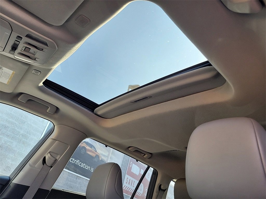 Used 2024 Toyota Highlander XLE image 22